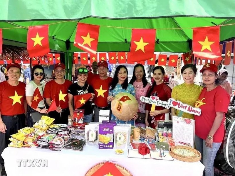 Representantes de la Embajada y la comunidad de vietnamitas residentes en Sri Lanka presentan productos típicos del país en el festival. (Fotografía: VNA)