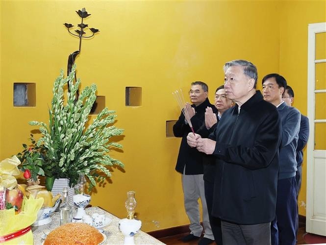 El secretario general del Partido Comunista de Vietnam, To Lam, ofrece inciensos en homenaje al Presidente Ho Chi Minh. (Fotografía: VNA)