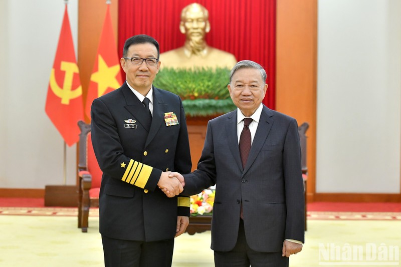 El secretario general del Partido Comunista de Vietnam, To Lam, recibe al ministro de Defensa de China, Dong Jun. (Fotografía: Nhan Dan)