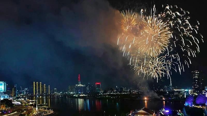 Actuación de fuegos artificiales en los cielos sobre el túnel del río Saigón. (Fotografía: Nhan Dan)