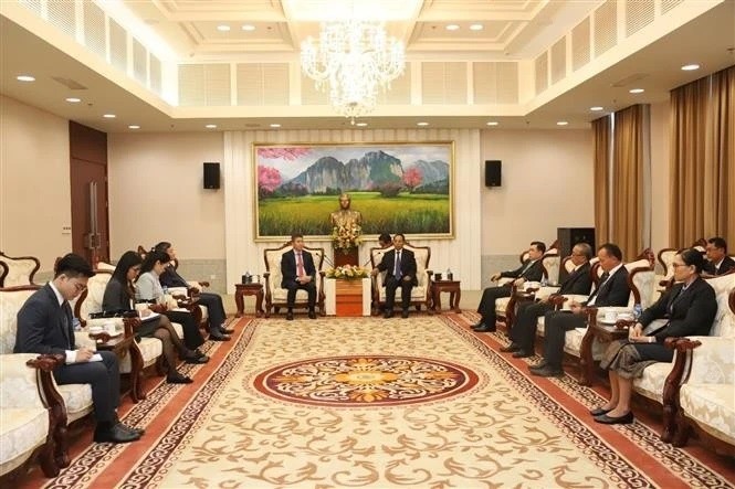 Panorama del encuentro entre el presidente de la Unión de Organizaciones de Amistad de Vietnam, Phan Anh Son, y el vicepresidente de Laos, Bounthong Chitmany. (Fotografía: VNA)