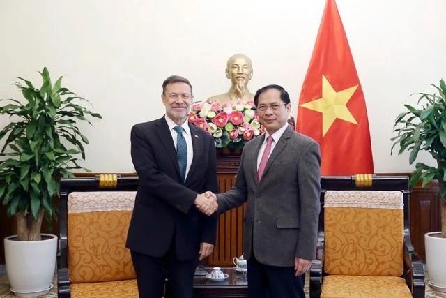 El vice primer ministro y titular de Relaciones Exteriores de Vietnam, Bui Thanh Son (derecha), recibe al saliente embajador de Australia en el país, Andrew Goledzinowski. (Fotografía: VNA)