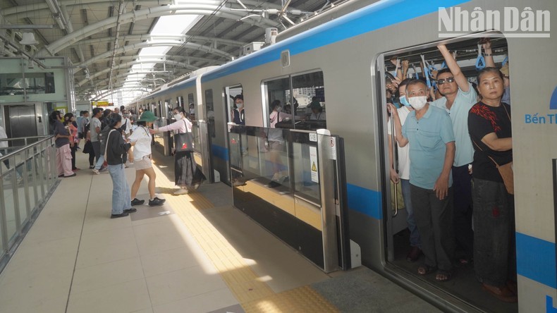 La línea del metro 1 atiende a 150 mil pasajeros en su primer día de operación. (Fotografía: Nhan Dan)