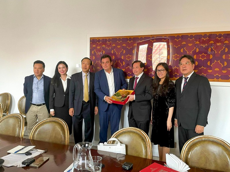El vicecanciller de Vietnam, Ta Quang Dong, se reúne con el ministro de Cultura y Deporte de España, Víctor Francos Díaz.