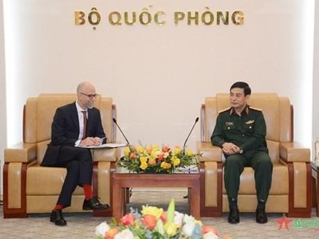 El ministro de Defensa Nacional, general Phan Van Giang, recibe al embajador canadiense en Hanói. (Fotografía: qdnd.vn)