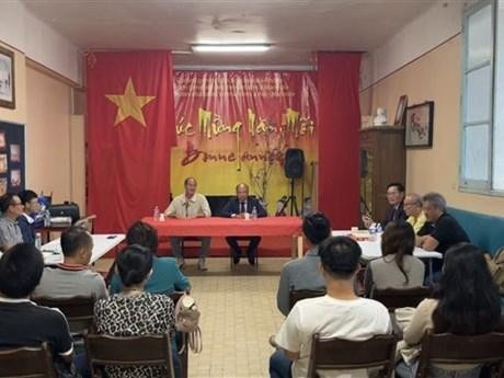 Embajador vietnamita se reúne con comunidad de coterráneos en Francia. (Fotografía: VNA)