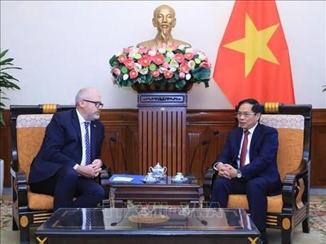 El ministro de Relaciones Exteriores de Vietnam, Bui Thanh Son, recibe al ministro adjunto de Comercio y de Manufactura de Australia, senador Tim Ayres. (Fotografía: VNA)