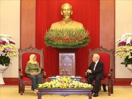 El secretario general del Partido Comunista de Vietnam, Nguyen Phu Trong, recibe a la presidenta de Singapur, Halimah Yacob.