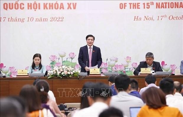 El secretario general y jefe de la Oficina del Parlamento, Bui Van Cuong, interviene en la cita. (Fotografía: VNA)