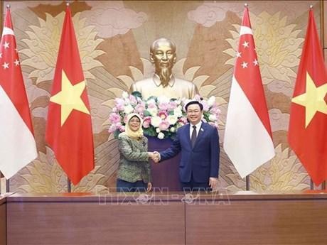 La presidenta de Singapur Halimah Yacob, y el presidente de la Asamblea Nacional de Vietnam, Vuong Dinh Hue. (Fotografía: VNA)