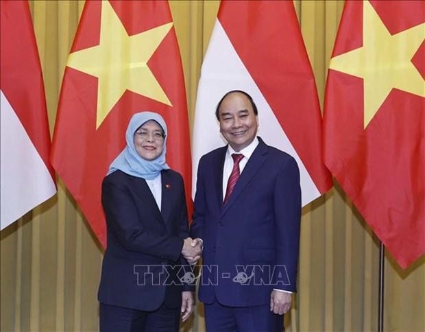 El presidente de Vietnam, Nguyen Xuan Phuc, recibe a su homóloga de Singapur, Halimah Yacob. (Fotografía: VNA)
