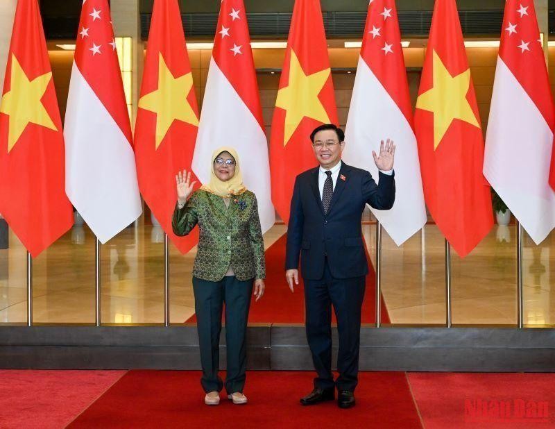 El presidente de Asamblea Nacional de Vietnam, Vuong Dinh Hue, y la presidenta de Singapur, Halimah Yacob.