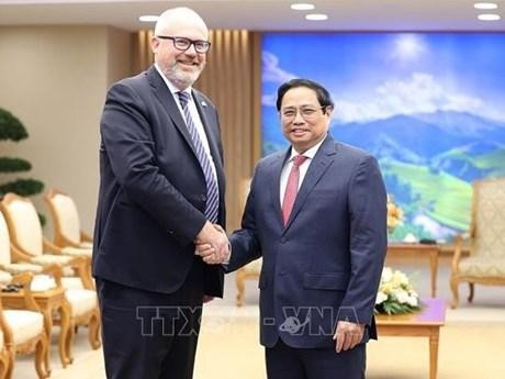 El primer ministro vietnamita, Pham Minh Chinh (derecha), y el asistente de ministro de Comercio y asistente ministro de Manufactura de Australia, senador Tim Ayres. (Fotografía: VNA)