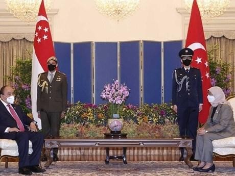 El presidente vietnamita, Nguyen Xuan Phuc, se reunió con la presidenta singapurense Halimah Yacob en febrero de 2022. (Fotografía: VNA)