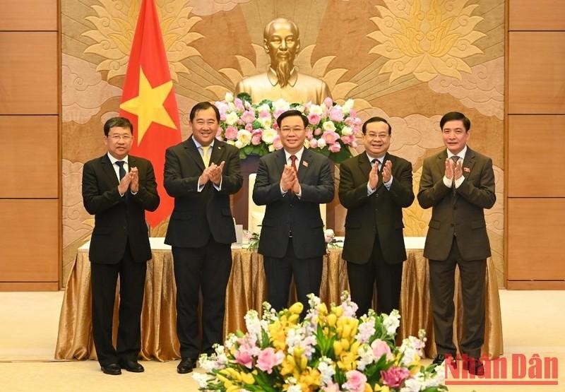 El presidente legislativo Vuong Dinh Hue y los jefes de las CRE de los Parlamentos de Laos y Camboya, Sanya Praseuth y Suos Yara, respectivamente.
