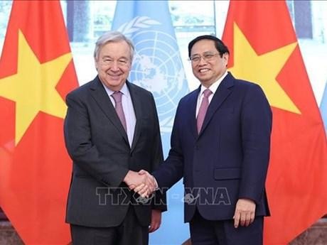 El primer ministro vietnamita, Pham Minh Chinh (D), y el secretario general de la ONU, António Guterres. (Fotografía: VNA)