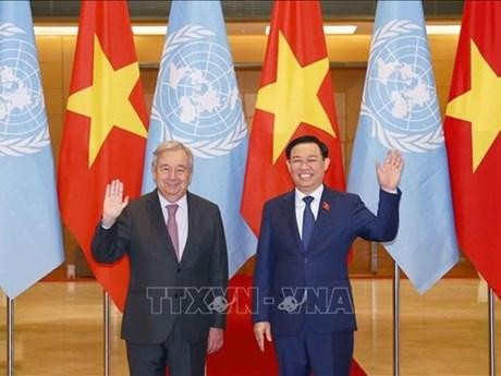 El presidente de la Asamblea Nacional, Vuong Dinh Hue (D), y el secretario general de la ONU, António Guterres. (Fotografía: VNA)