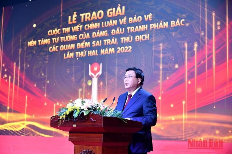 El miembro del Buró Político, director de la Academia Nacional de Política de Ho Chi Minh y jefe del Consejo Teórico del Comité Central del Partido, Nguyen Xuan Thang, habla en el evento.