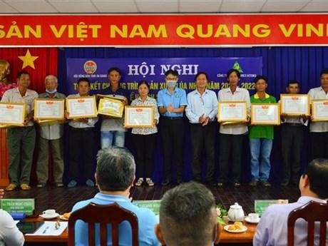 El Departamento de Agricultura y Desarrollo Rural de An Giang condecora con títulos de mérito a los agricultores con logros destacados en la producción de arroz japonica en 2022. (Fotografía: VNA)