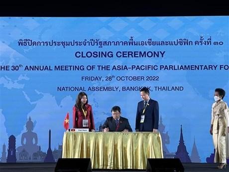 El presidente de la Comisión de Relaciones Exteriores de la Asamblea Nacional de Vietnam, Vu Hai Ha, firma el Comunicado Conjunto de APPF 30. (Fotografía: VNA)