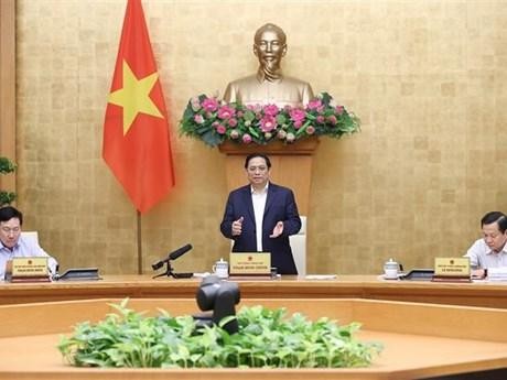 El primer ministro de Vietnam, Pham Minh Chinh, preside la reunión del Gobierno. (Fotografía: VNA)