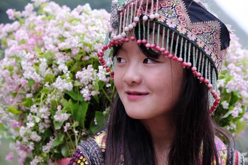 Una joven de la minoría étnica H´Mong con flores de alforfón.