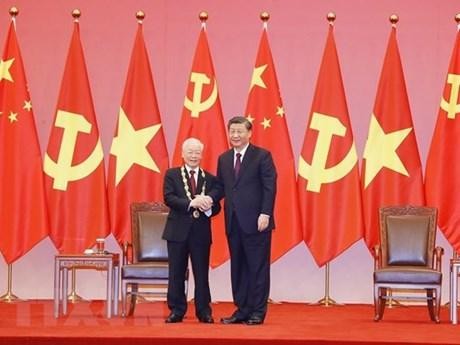 El secretario general del Partido Comunista de Vietnam, Nguyen Phu Trong (izquierda), y el secretario general del Partido Comunista de China y presidente del país, Xi Jinping. (Fotografía: VNA)