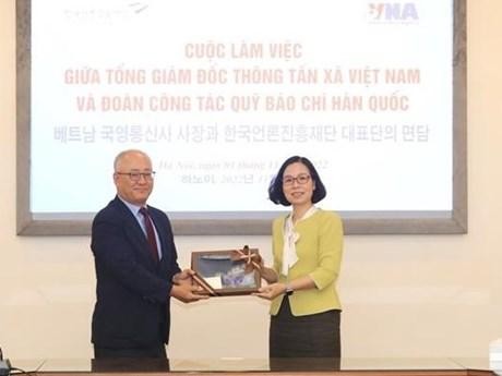 La directora general de la Agencia Vietnamita de Noticias, Vu Viet Trang, y el director de la Fundación de Prensa de Corea del Sur (KPF) Lee Hee-young. (Fotografía: VNA)