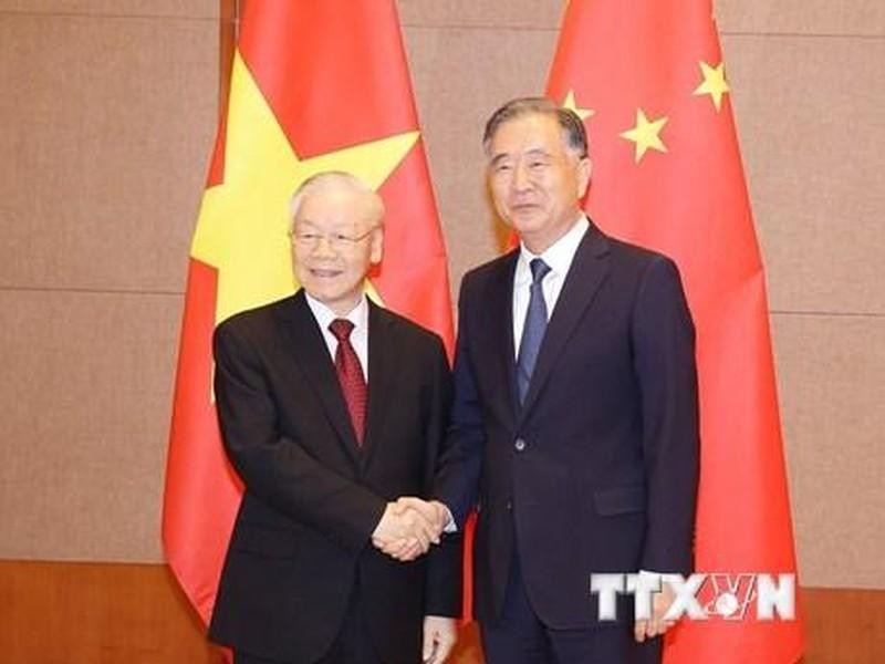 El secretario general del PCC, Nguyen Phu Trong, y el presidente del Comité Nacional de la CCPPCh, Wang Yang.