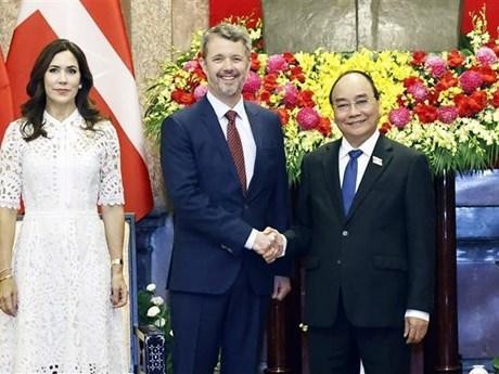 El presidente vietnamita, Nguyen Xuan Phuc (derecha), recibe al príncipe heredero de Dinamarca, Frederik André Henrik Christian, y su esposa Mary. (Fotografía: VNA)