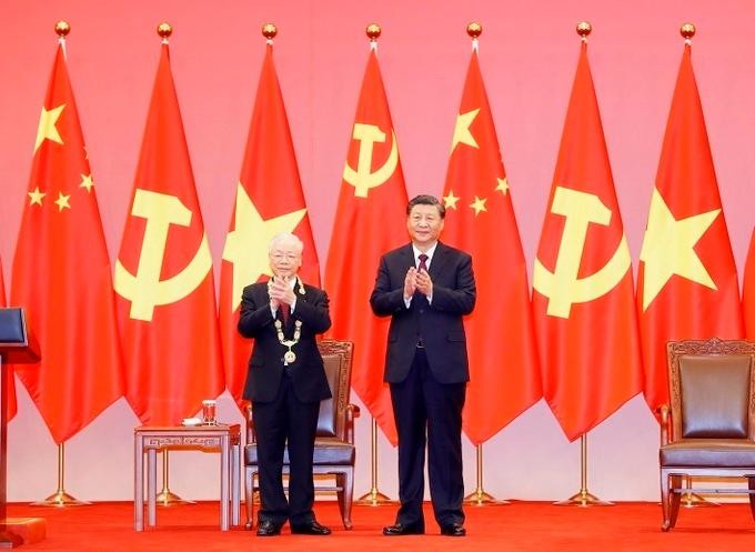 El secretario general del Partido Comunista de Vietnam, Nguyen Phu Trong (izquierda), y el secretario general del Partido Comunista de China y presidente del país, Xi Jinping. (Fotografía: VNA)