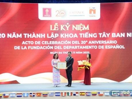 El acto conmemorativo por 20º aniversario de la fundación del Departamento de Español de la Universidad de Hanói. (Fotografía: giaoduc.net.vn)