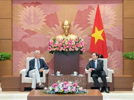 Tran Thanh Man, vicepresidente de la Asamblea Nacional de Vietnam, y el primer vicepresidente del Senado belga, Andries Gryffroy. (Fotografía: VNA)