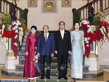 El presidente Nguyen Xuan Phuc (segundo desde la izquierda), su cónyuge (primera, a la izquierda) y el primer ministro tailandés, Prayut Chan-o-cha (segundo desde la derecha) y su cónyuge. (Fotografía: VNA)