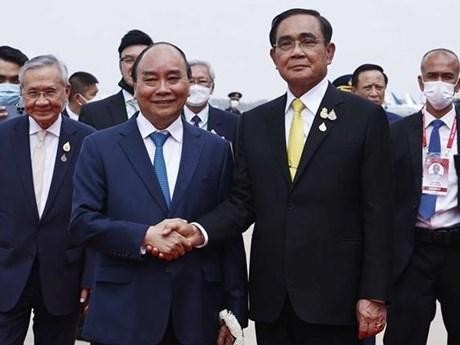 El presidente de Vietnam, Nguyen Xuan Phuc, y el primer ministro de Tailandia, Prayut Chan-o-cha, en el aeropuerto. (Fotografía: VNA)