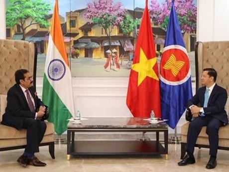 El embajador de Vietnam en la India, Nguyen Thanh Hai (D) y Saurin Dilipbhai Shah, presidente del Grupo Adani. (Fotografía: VNA)