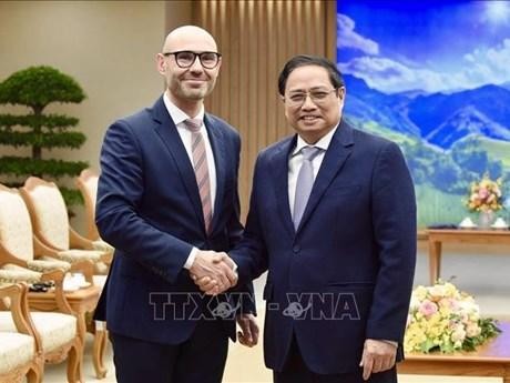 El primer ministro de Vietnam, Pham Minh Chinh, y el secretario general de la Corte Permanente de Arbitraje, Marcin Czepelak. (Fotografía: VNA)