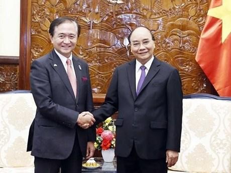 El presidente vietnamita, Nguyen Xuan Phuc, y Kuroiwa Yuji, gobernador de la prefectura de Kanagawa. (Fotografía: VNA)