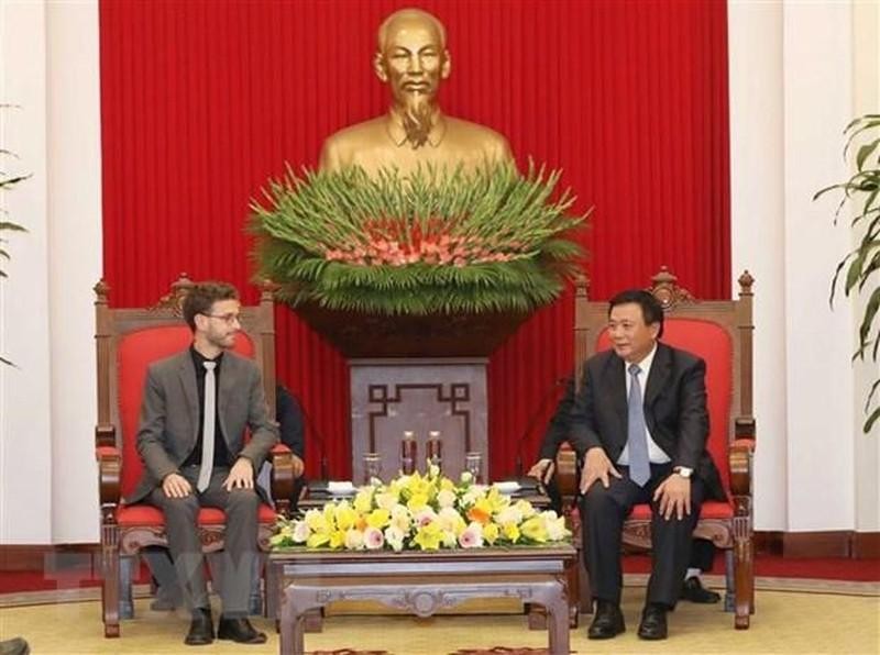 El miembro del Buró Político y director de la Academia Nacional de Política de Ho Chi Minh, Nguyen Xuan Thang, y el secretario general del Partido de Izquierda de Alemania, Tobias Bank.