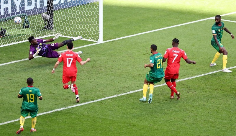 El delantero Breel Embolo marca el único gol del partido Suiza-Camerún.