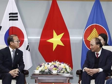El presidente Nguyen Xuan Phuc y Ly Huan, presidente de la familia vietnamita Ly en Corea del Sur. (Fotografía: VNA)
