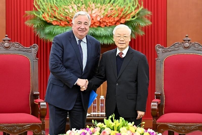 El secretario general del Partido Comunista de Vietnam, Nguyen Phu Trong (derecha), recibe al presidente del Senado francés, Gérard Larcher. (Fotografía: Nhan Dan)