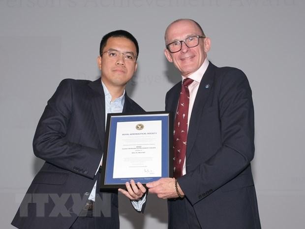 El Doctor en Ciencias Nguyen Huyen Duc recibe premio de Sociedad Aeronáutica Real. (Fotografía: VNA)