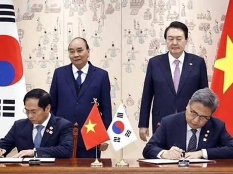 El presidente vietnamita, Nguyen Xuan Phuc, y su homólogo surcoreano, Yoon Suk-yeol, testimonian la firma de un memorando de entendimiento de cooperación. (Fotografía: VNA)