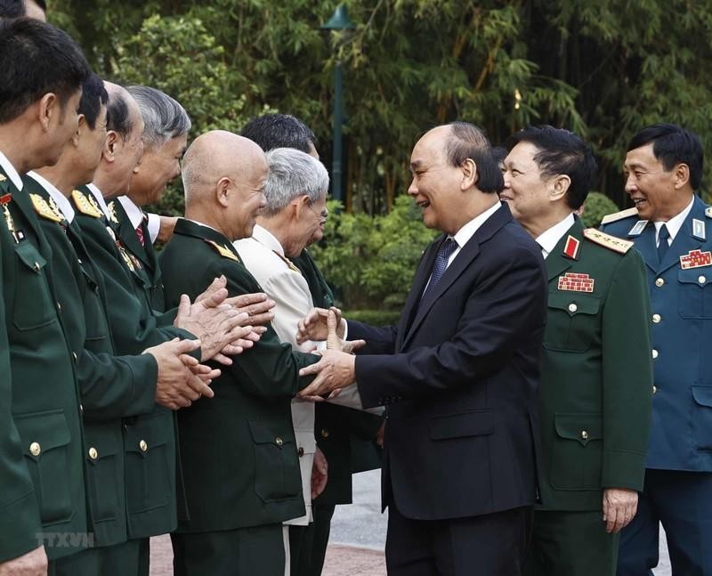 EL presidente Nguyen Xuan Phuc alaba a los veteranos de la División 341. (Fotografía: VNA)