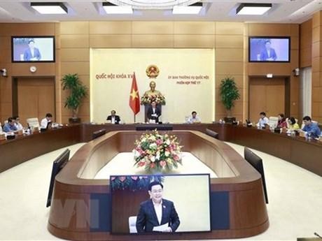 El presidente de la Asamblea Nacional de Vietnam, Vuong Dinh Hue, interviene en la 17 reunión del Comité Permanente del órgano legislativo. (Fotografía: VNA)