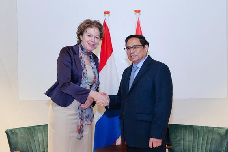 El primer ministro de Vietnam, Pham Minh Chinh, y la presidenta de la Confederación de la Industria y de los Empleadores, Ingrid Thijssen. (Fotografía: VGP)