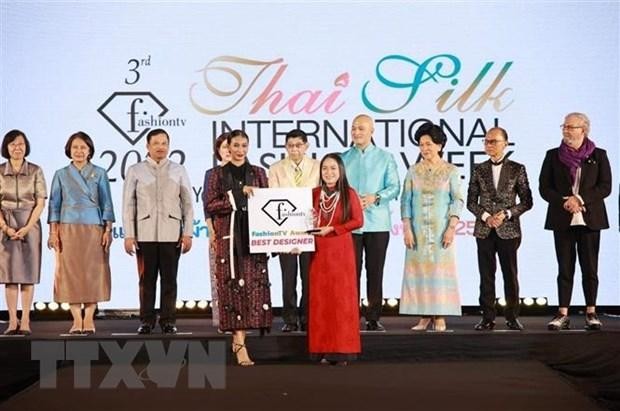 La diseñadora vietnamita Le Thi Lan Huong recibe el premio. (Fotografía: VNA)