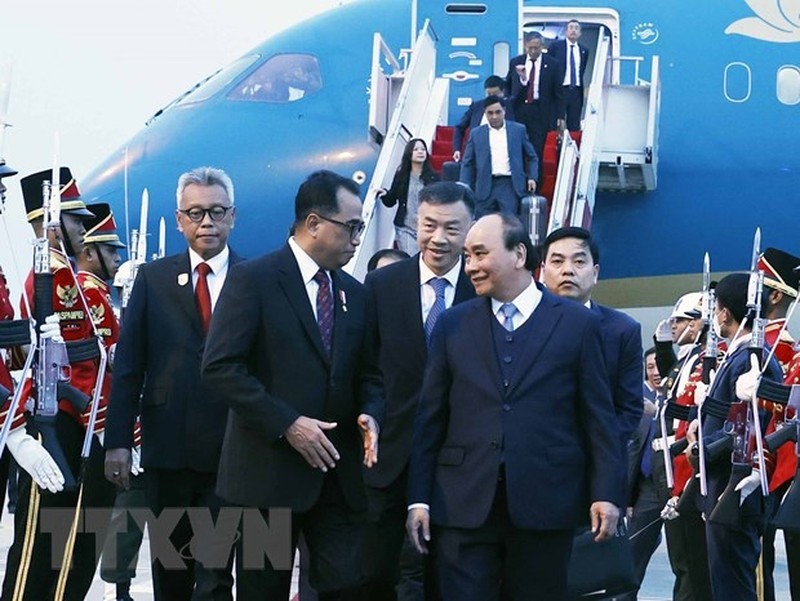 El presidente Nguyen Xuan Phuc llega al aeropuerto Soekarno Hatta de Yakarta. (Fotografía: VNA)