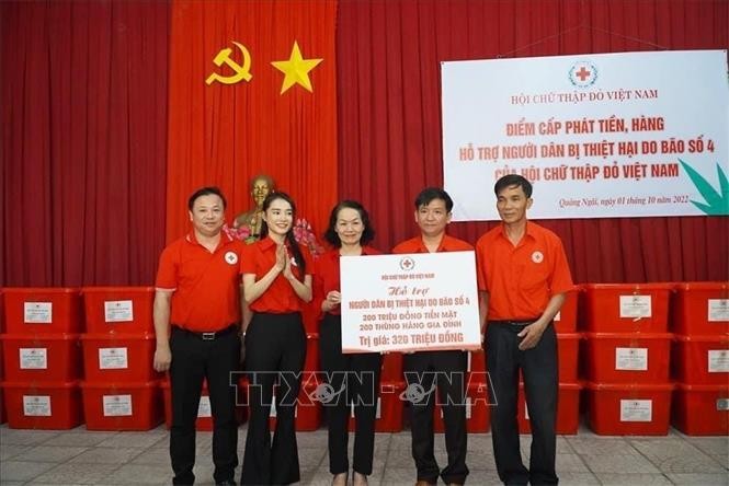 La entrega de aistencia financiera de la CRVN para pobladores de Quang Ngai afectados por inundaciones. (Fotografía: VNA)